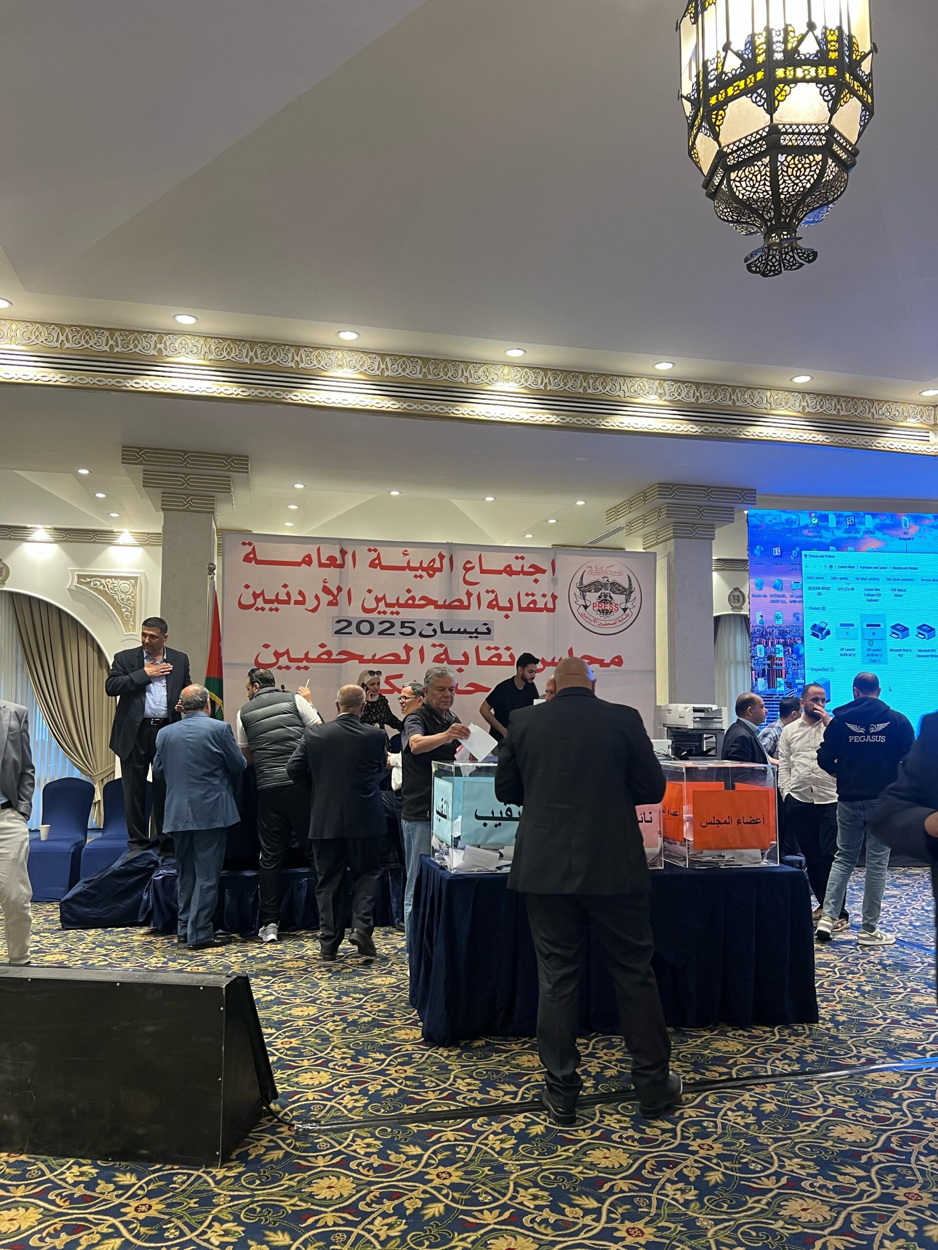 الصحفيون يحتشدون عند الصناديق: 64% نسبة المشاركة حتى الرابعة مساءً