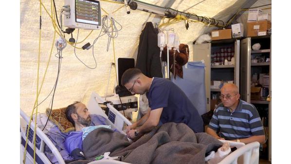 طواقم المستشفى الميداني الأردني جنوب غزة 6 تباشر أعمالها